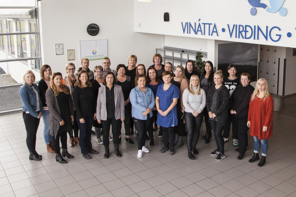 Mynd af starfsfólki grunnskólans sem voru nemendur skólans