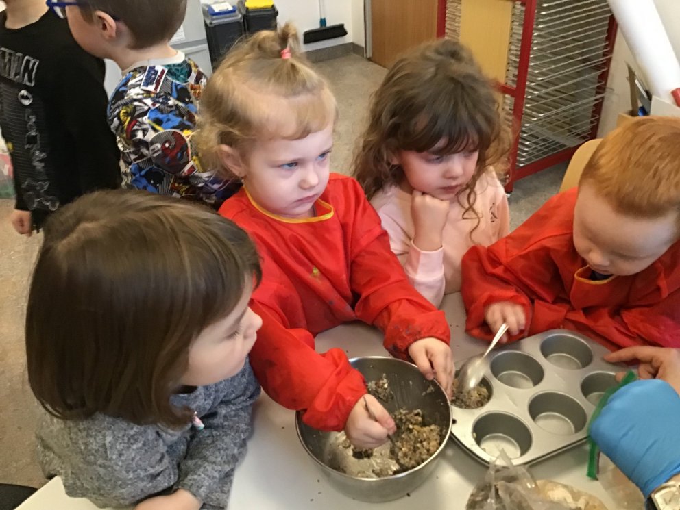 Börnin búa til fuglafóður