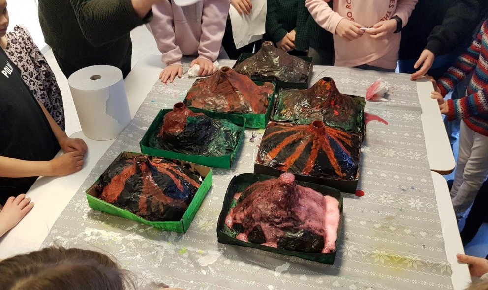 Eldfjöll gjósa í 5. bekk.