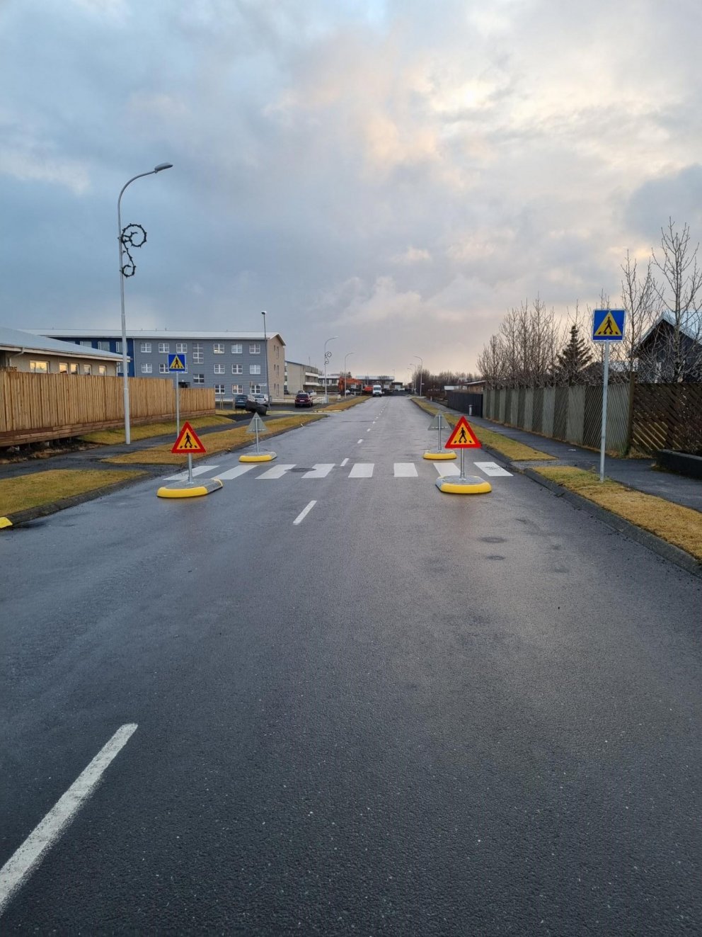 Hraðatakmarkandi þrenging við gangbrautina í Sambyggð