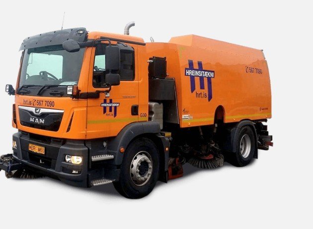 Byrjað að sópa götur