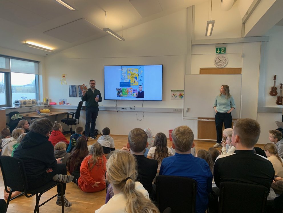 Heimsókn frá Skáld í skólum heillaði nemendur miðstigs