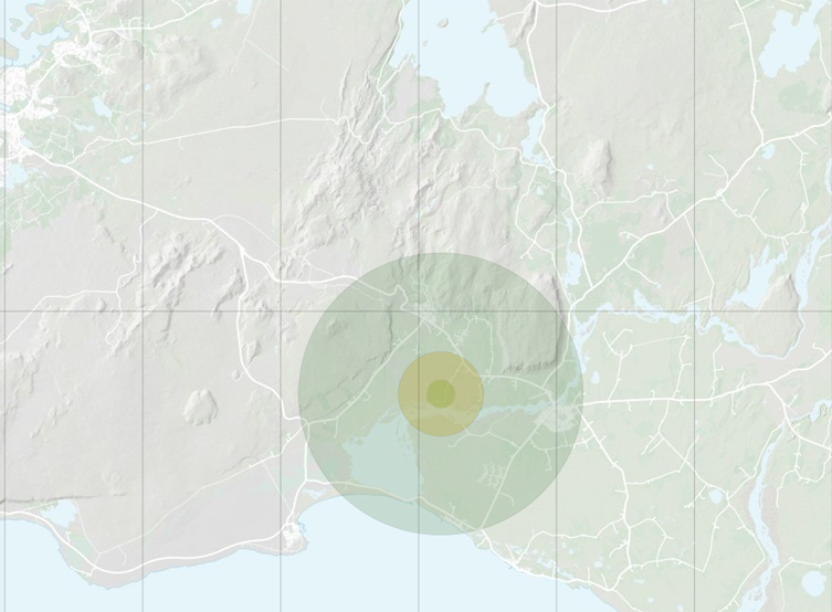 1 km, 3 km og 10 km radíus frá smituðu búi. 
Flutningsbann og sérstök varúð gildir fyrir alla þá se…