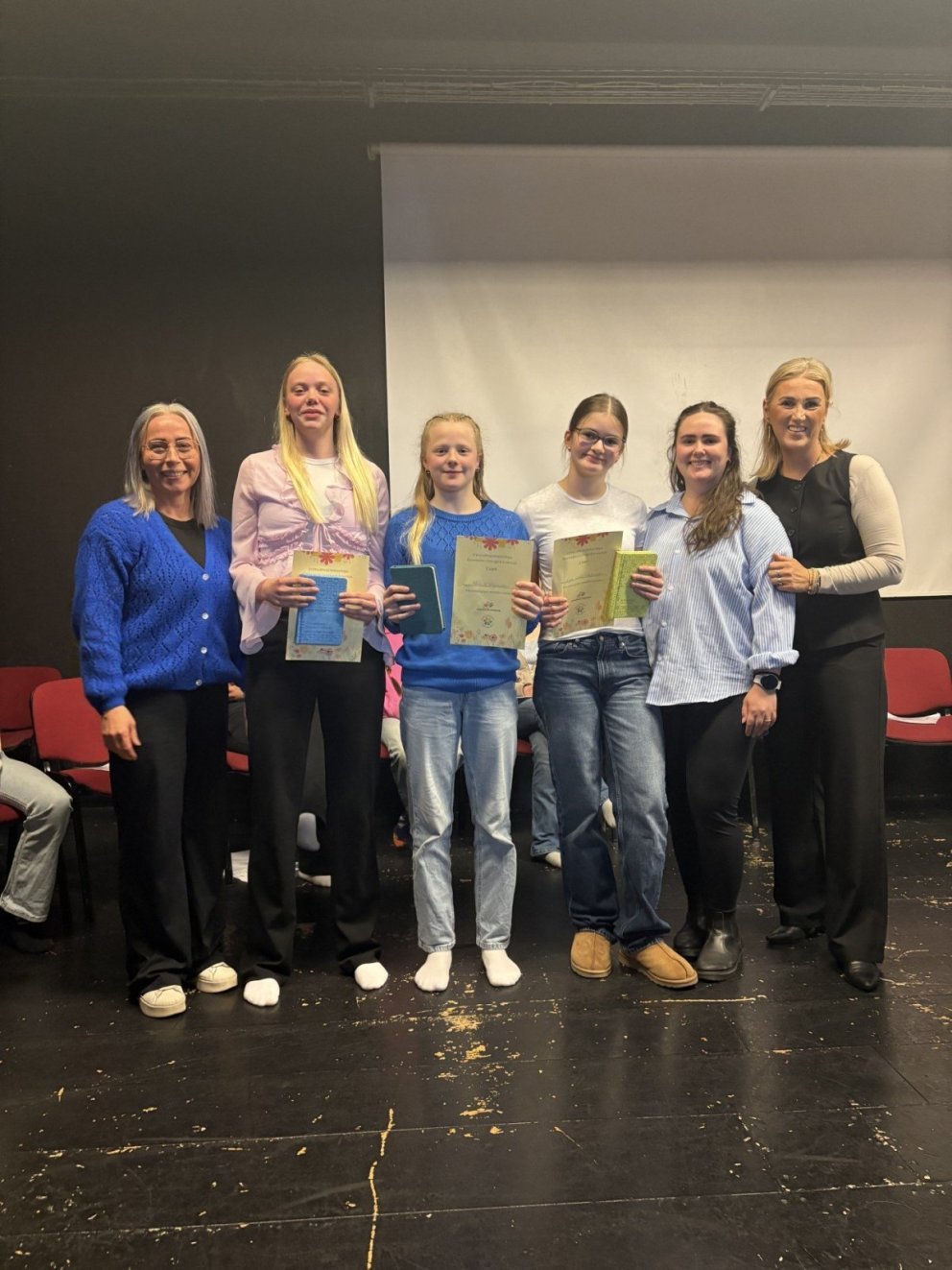 Anna Júl kennari ásamt nemendum og Ólínu skólastjóra