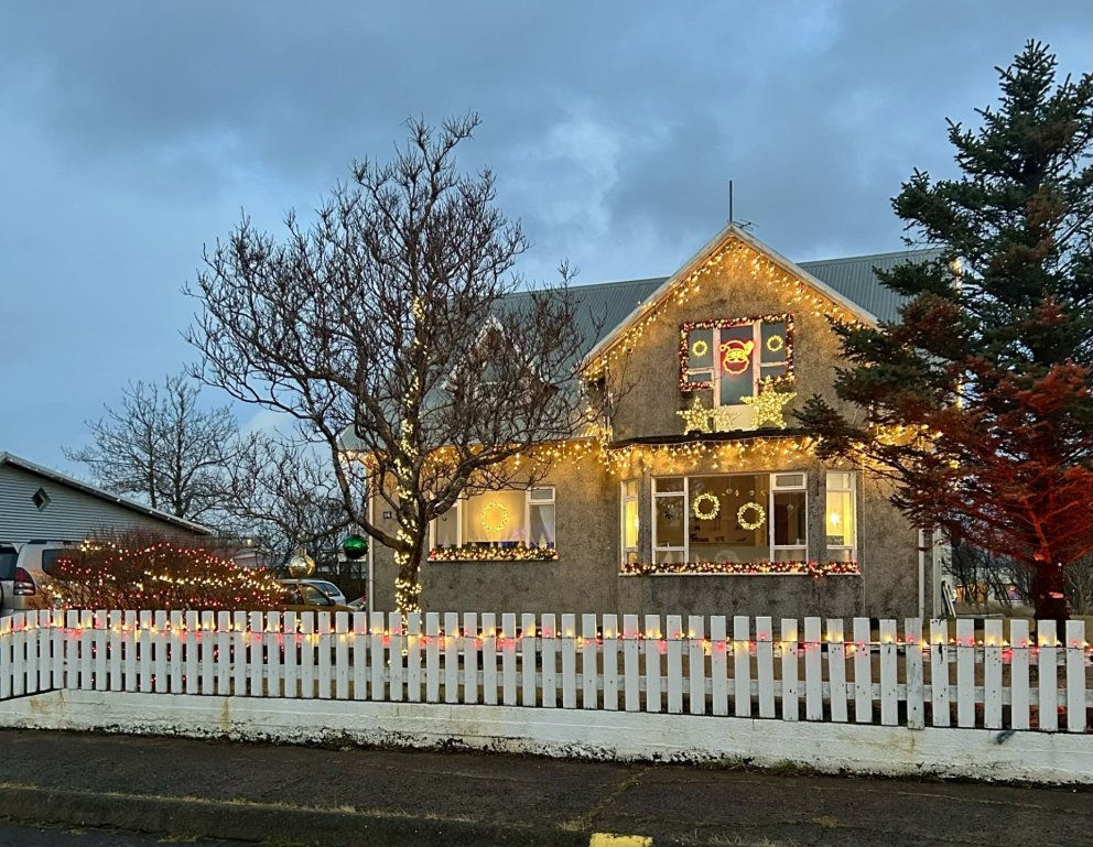 Oddabraut 14. Fallega skreytt og jólalegt hús sem vekur athygli