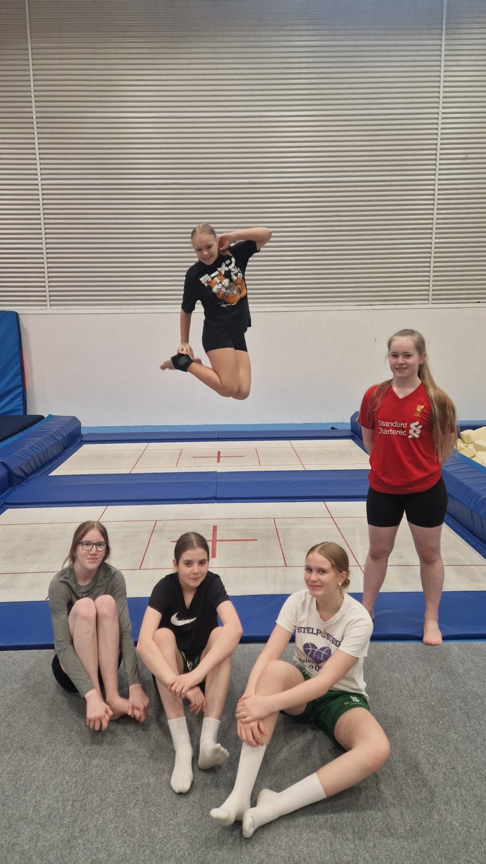 Hreyfitími í íþróttahúsinu hjá nemendum á unglingastigi