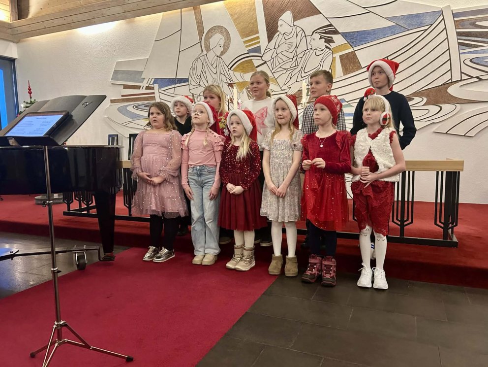 Barnakór grunnskólans söng falleg jólalög