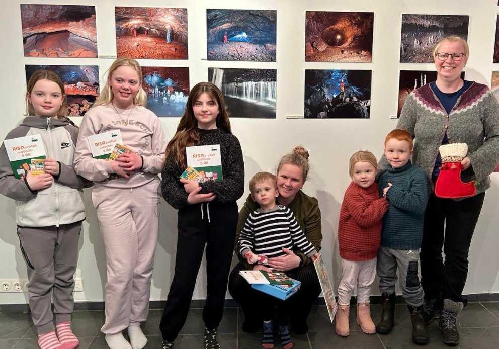 Myndin er af vinningshöfum.