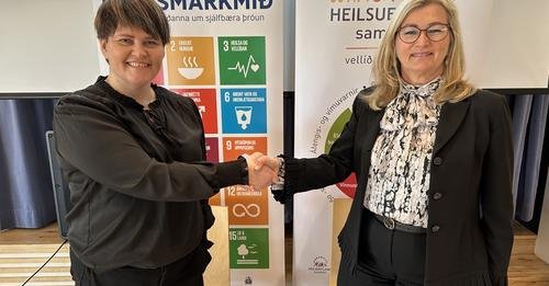 Á myndinni eru Sandra Dís Hafþórsdóttir staðgengill bæjarstjóra og Alma D. Möller landlæknir