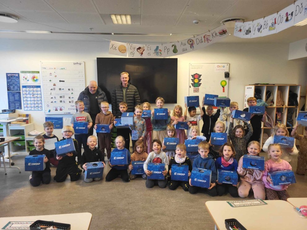 1. bekkur fékk hjálma að gjöf