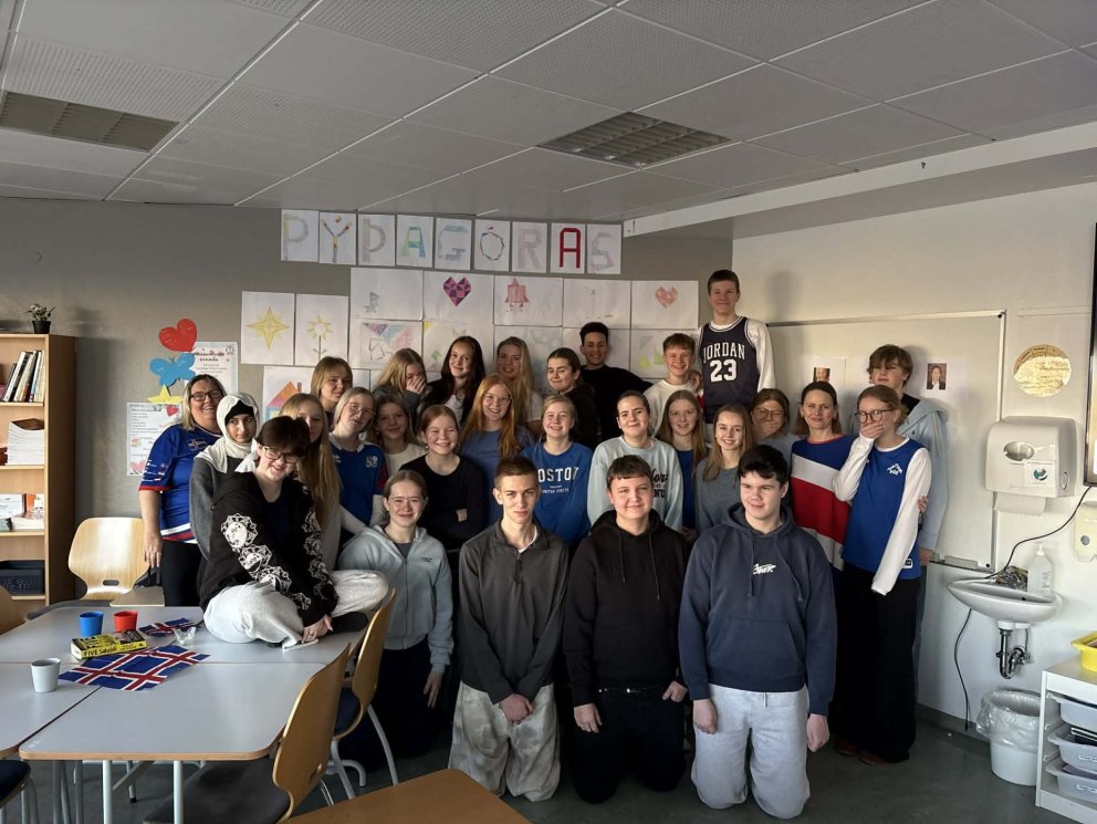 Hér má sjá nemendur í 10. bekk ásamt umsjónarkennurunum, Önnu Sollu og Evu.