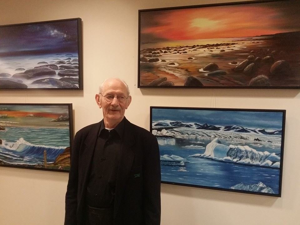 Bjarni Heiðar Joensen sýnir undir stiganum