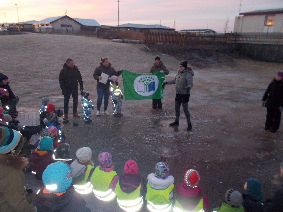 Dvergaheimar - afhending grænfána