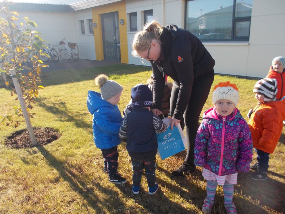 Dvergaheimar - yngri hópar tína rusl í nágrenni leikskólans