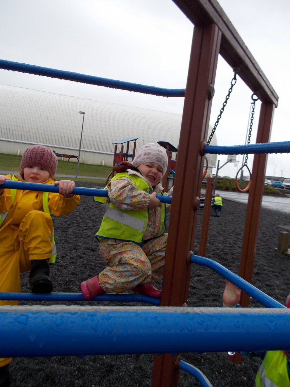 Tröllaheimar- yngri hópur á skólalóðinni