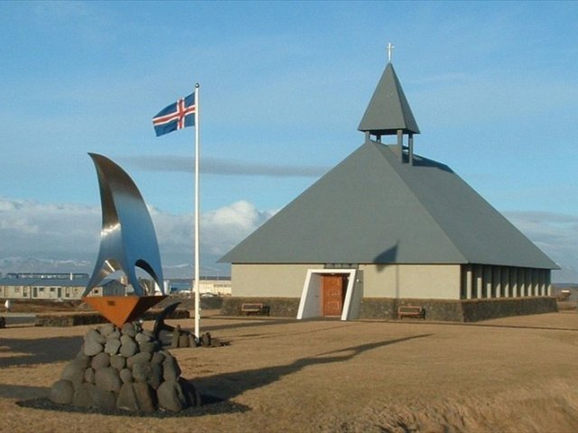 Sjómannadagsmessa verður í Þorlákskirkju - blómsveigur lagður að minnisvarðanum Lífsfley