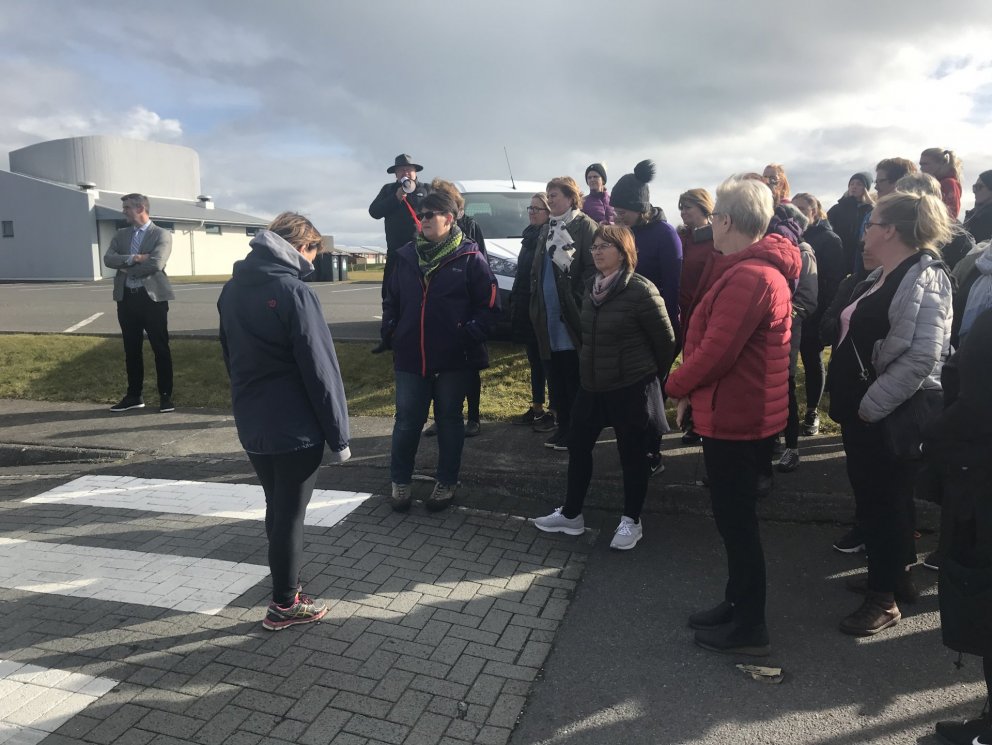 Jói Davíðs fræddi starfsfólk Grunnskólans í Þorlákshöfn um Þorlákshöfn