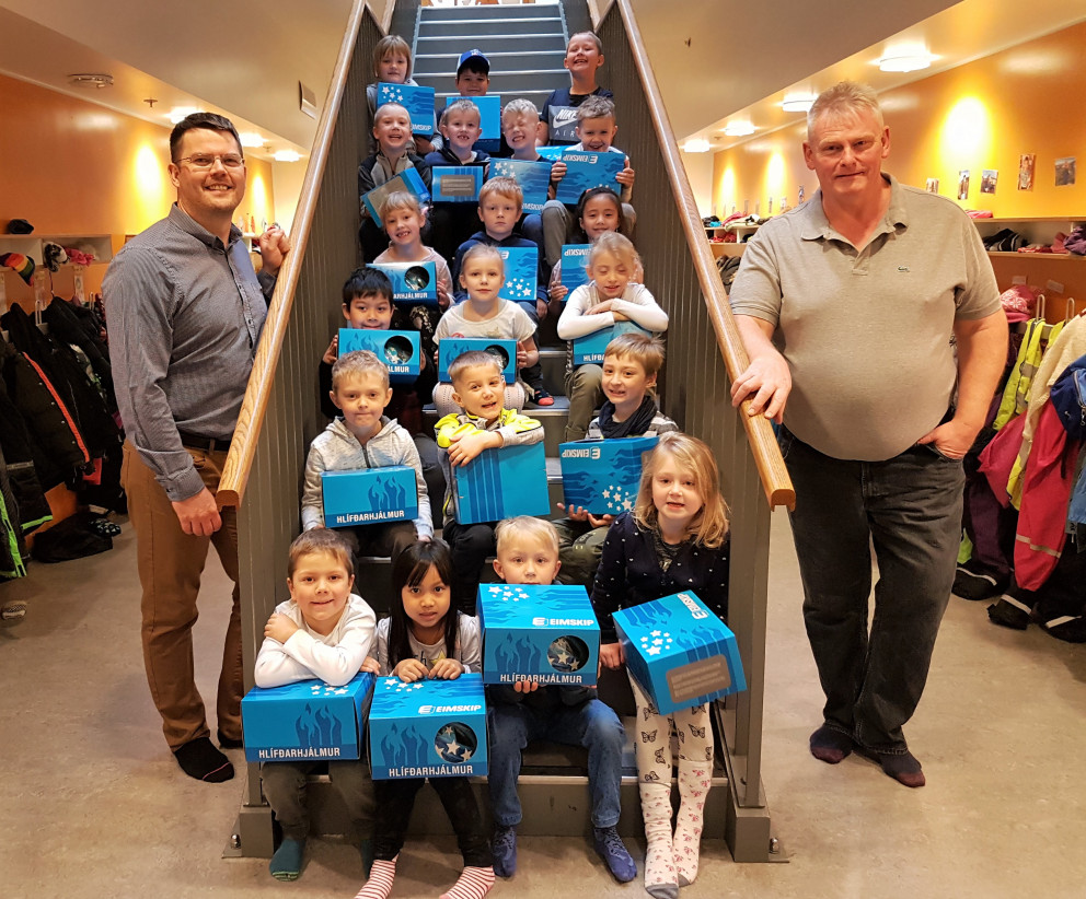 1. bekkur fékk reiðhjólahjálma frá Kiwanismönnum