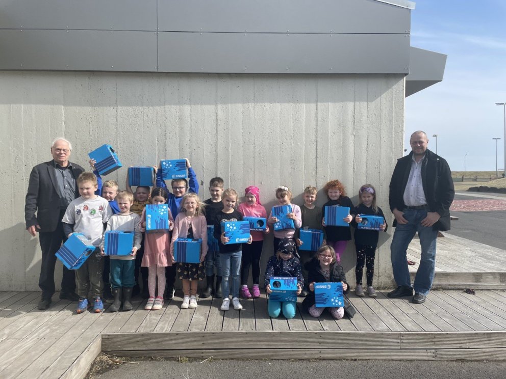 Kiwanismenn gefa öllum börnum í 1. bekk reiðhjólahjálma