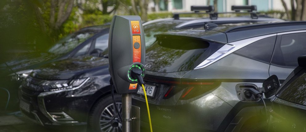 Ný rafhleðslustöð við íþróttamiðstöðina