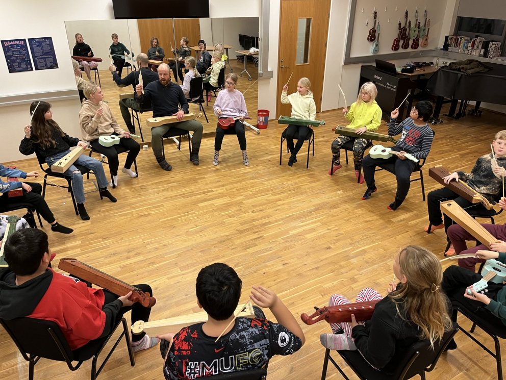 Nemendur fræðast um langspil