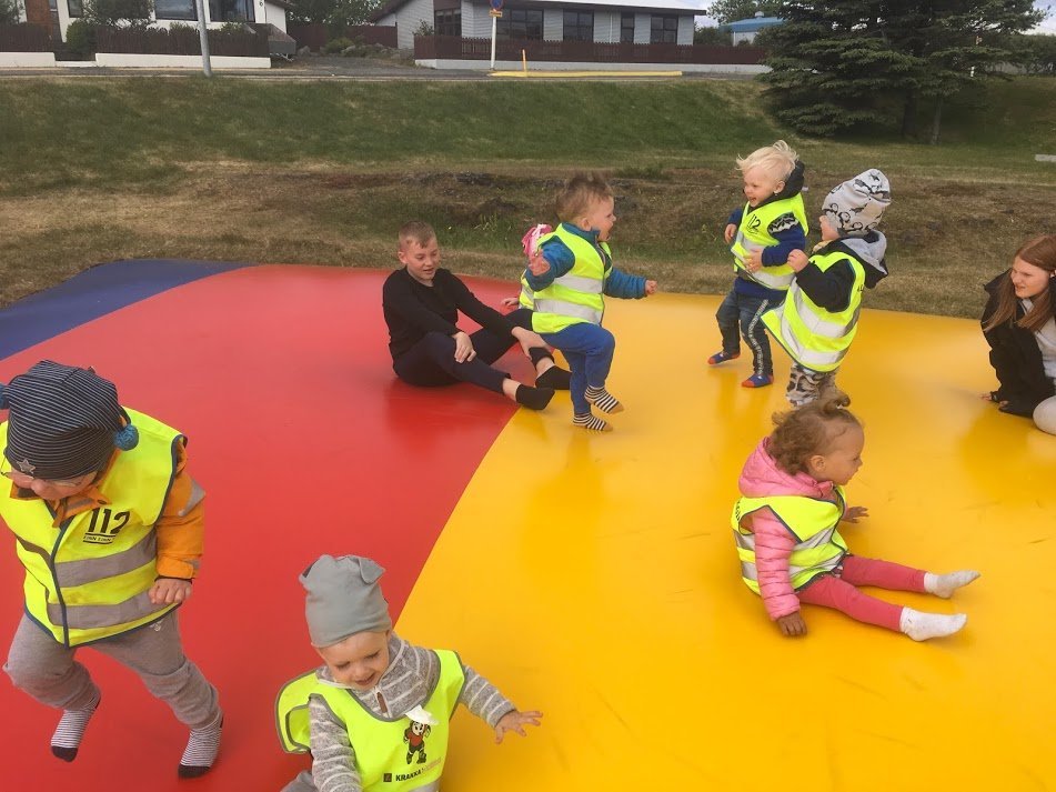 Ásheimar - Hoppað á ærslabelgnum