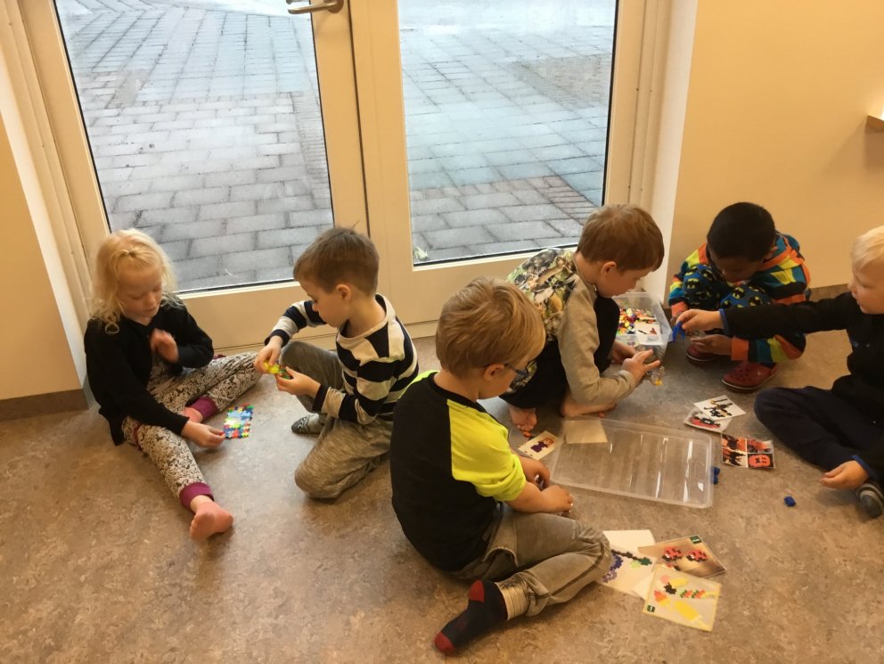 Skólahópur hittist í salnum