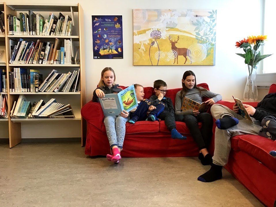 Hulduheimar - Skólahópur í heimsókn á bókasafn Grunnskólans