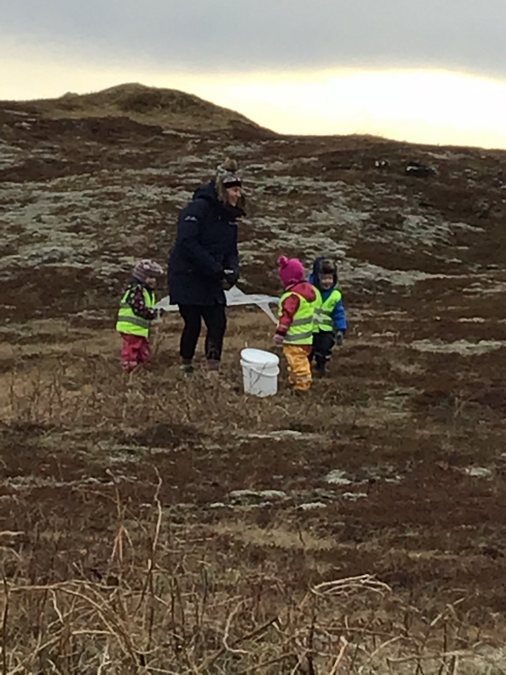 Dvergaheimar - börnin tína rusl út í Nesi