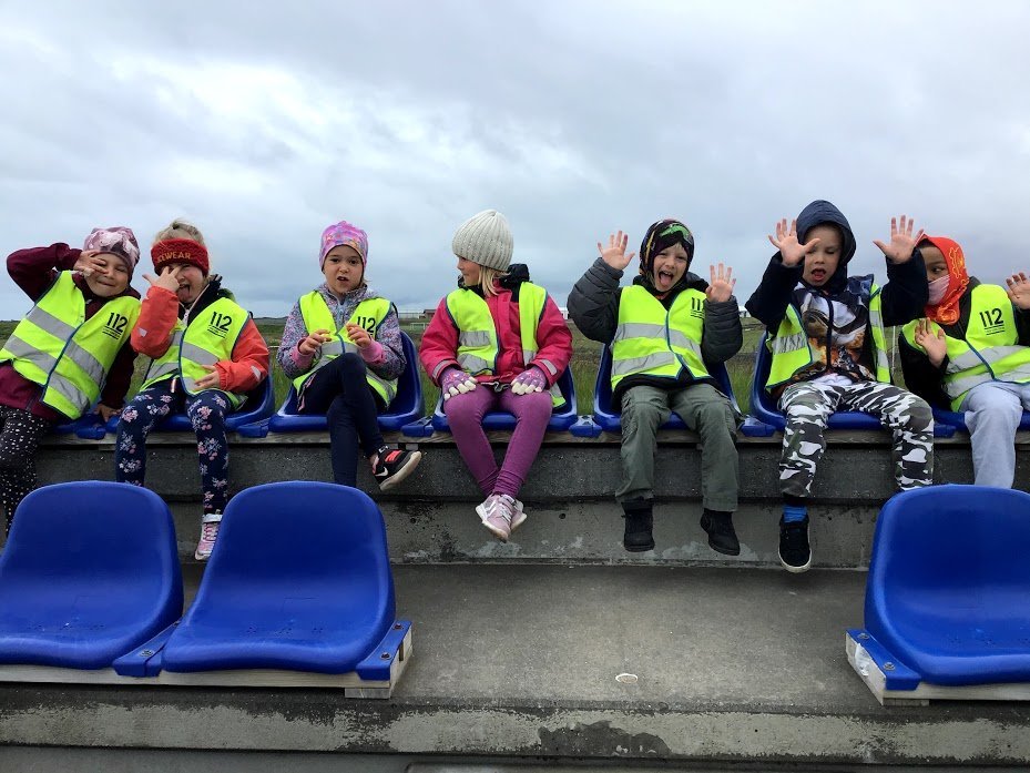 Skólahópur á Tröllaheimum á frjálsíþróttavellinum