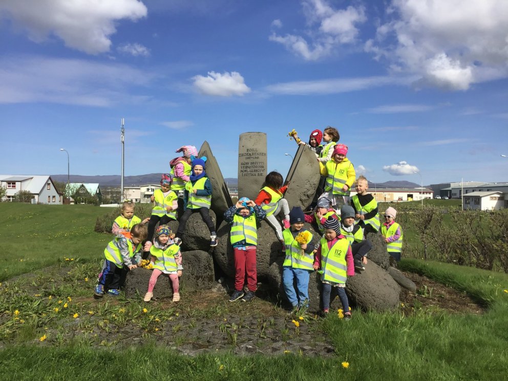 Ganga að minnisvarða Egils Thorarensens