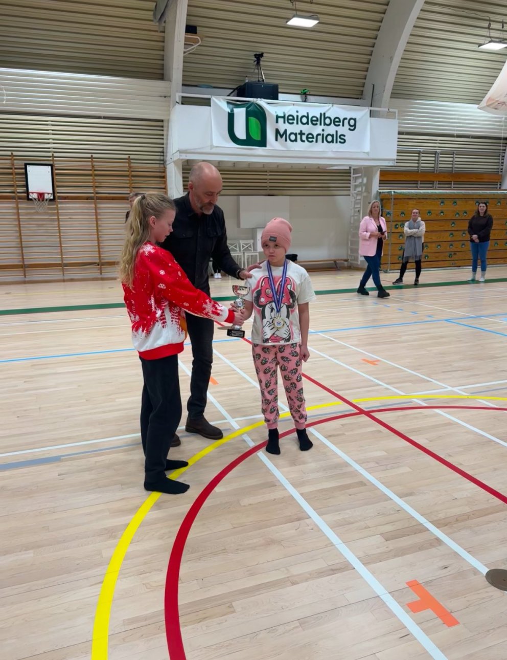 Spennandi keppni í skæri-blað-steinn