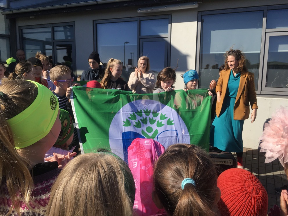 Grunnskólinn í Þorlákshöfn fær grænfánann afhentan