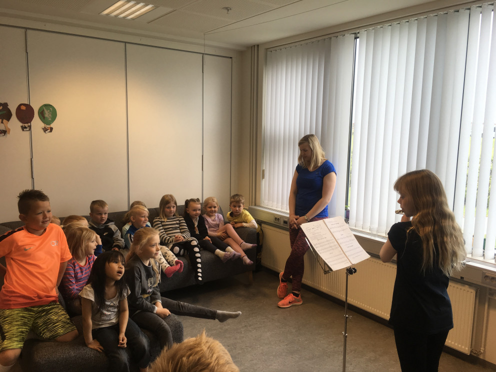 Goðheimar - Rebekka spila á þverflautu