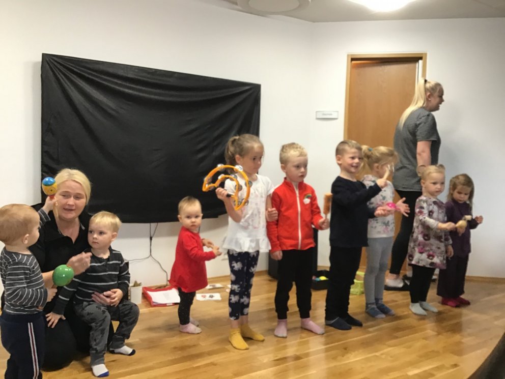 Tröllaheimar - Söngstund, Blær og afmæli