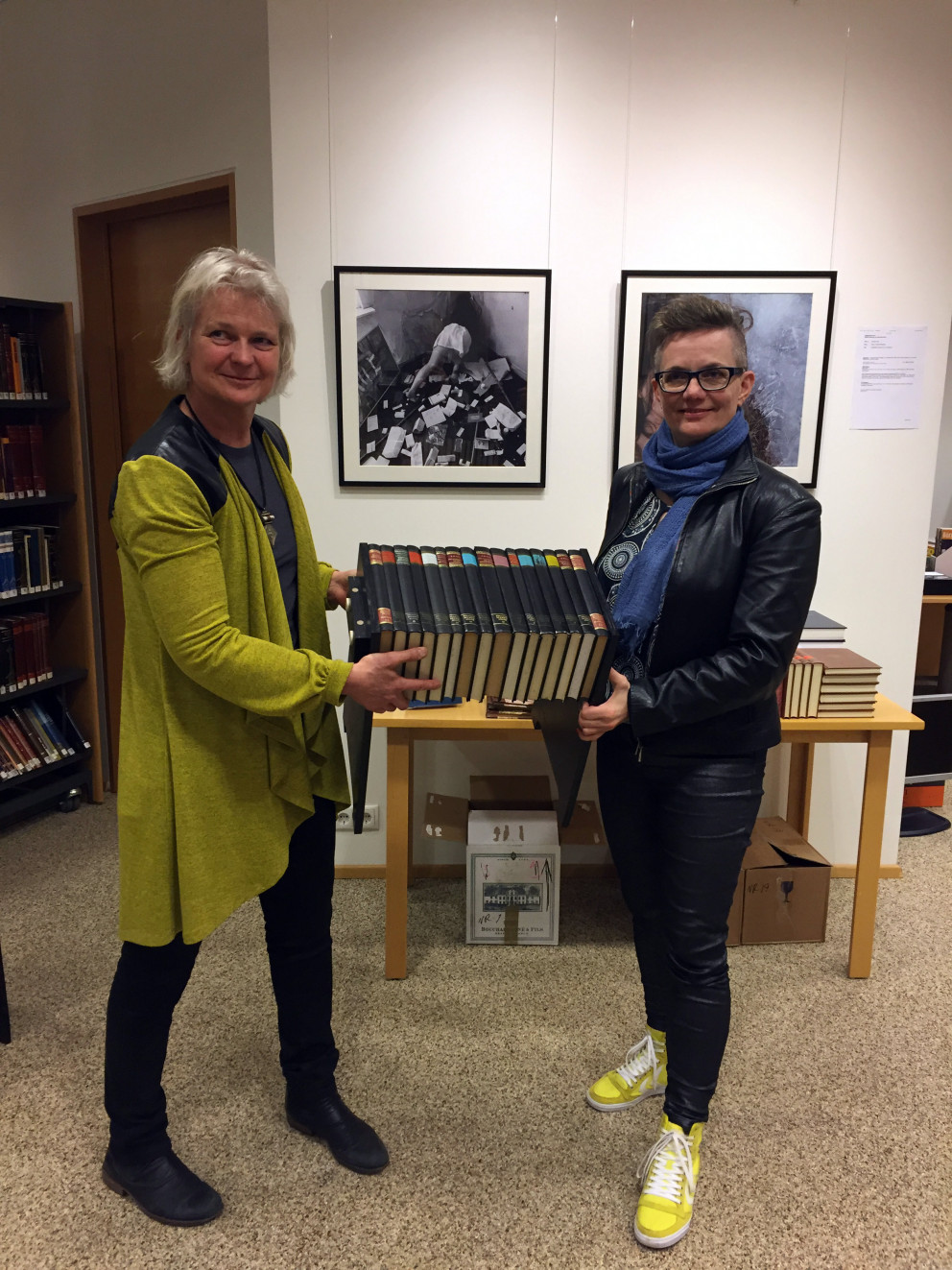 Bókabæir Austanfjalls gefa sveitarfélaginu gjöf