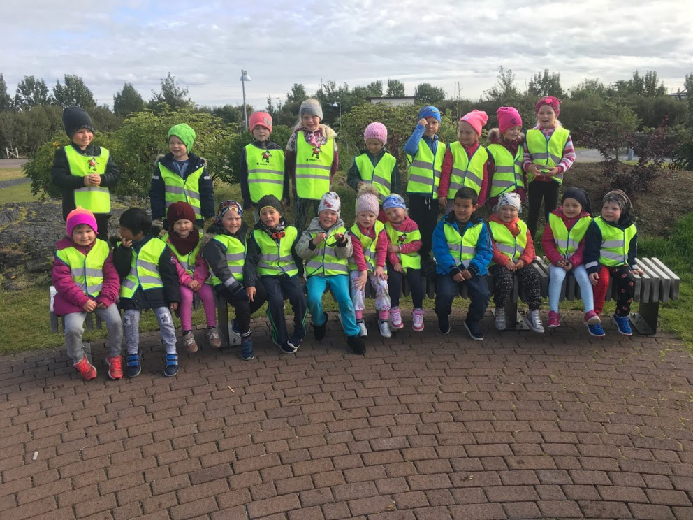 Laufblöð tínd í skrúðgarðinum