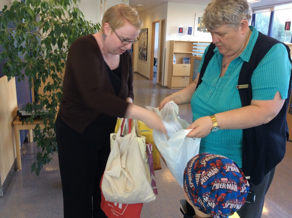 Tröllaheimar: Farið með frímerki í bankann