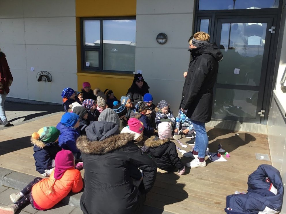 Skólahópur í ratleik