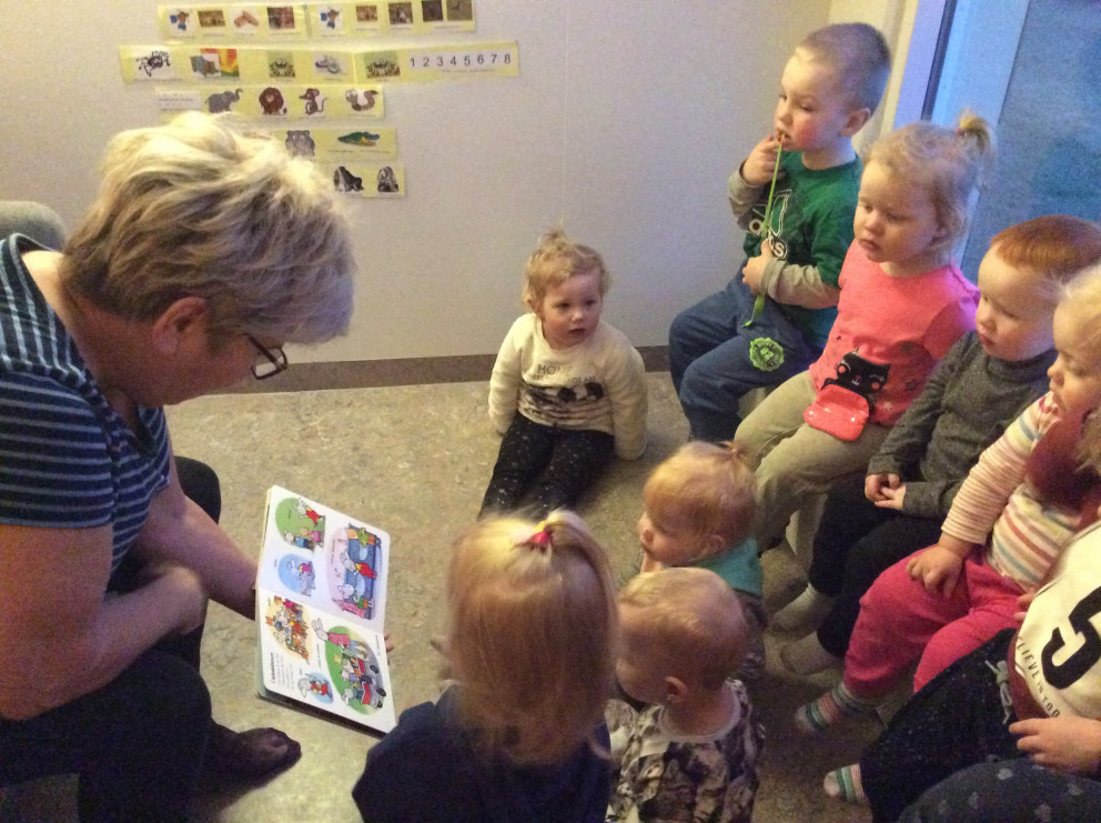 Dvergaheimar - eldri borgarar lesa fyrir börnin