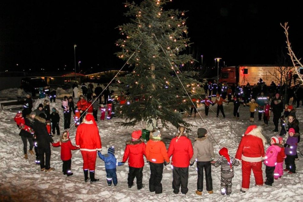 Sunnudaginn 29. nóvember kl. 17:00 verða ljósin tendruð á jólatrénu við ráðhúsið