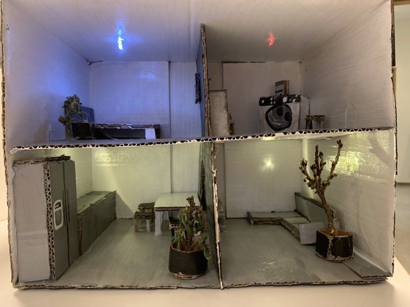 Nemendur hanna hús með lýsingu