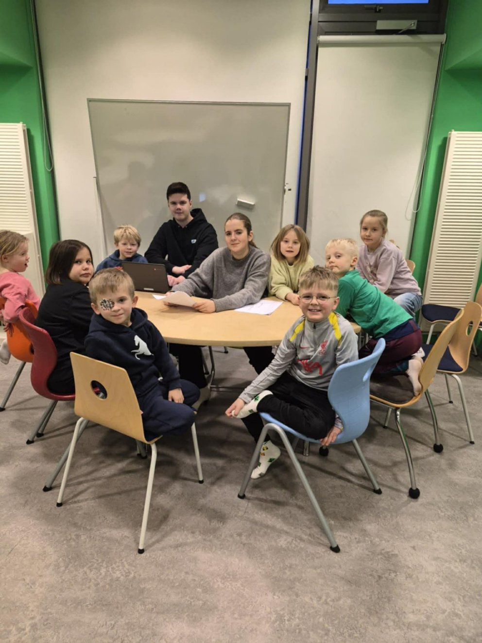 Hér má sjá glaða nemendur á skólaþinginu.