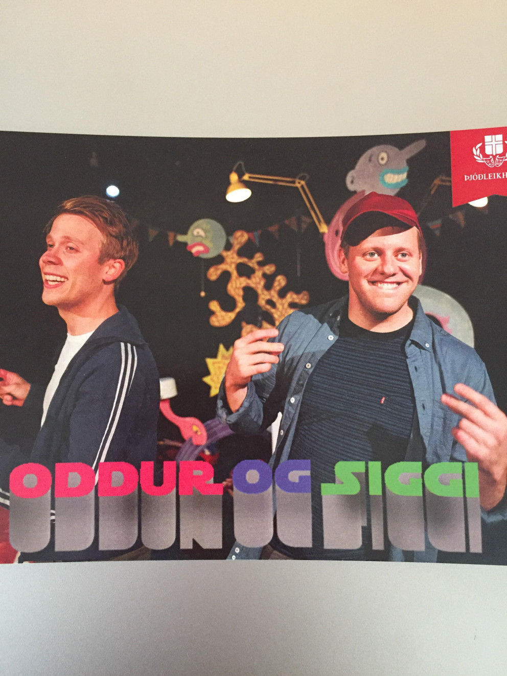 6. bekk boðið á leiksýningu