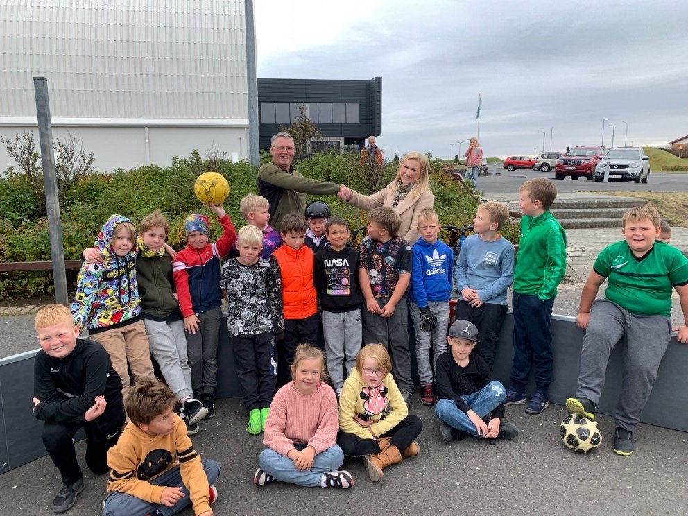 Kiwanisklúbburinn Ölver gefur skólanum pannavöll