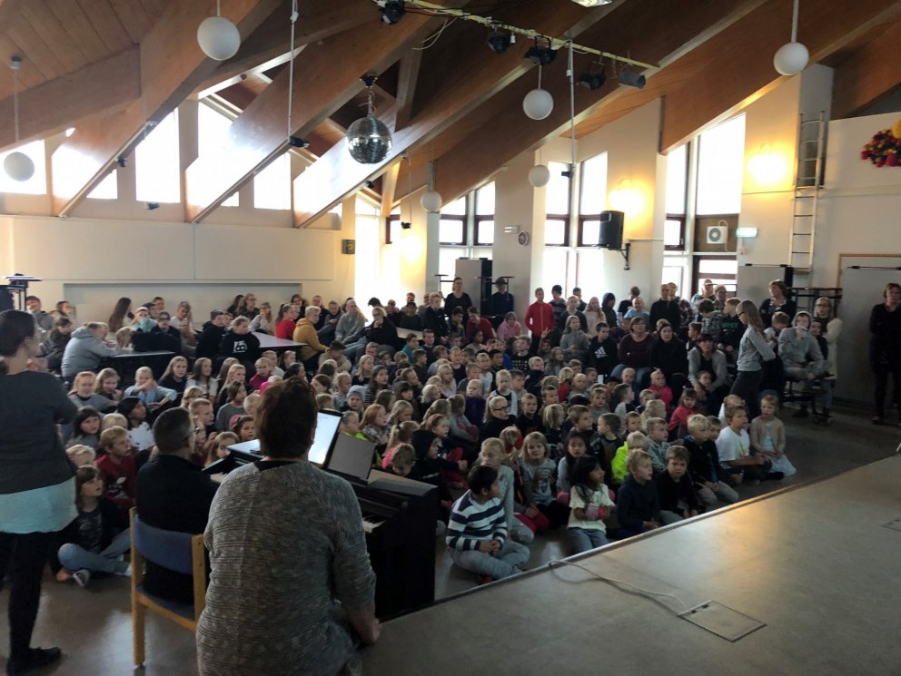 Söngstund á sal grunnskólans.