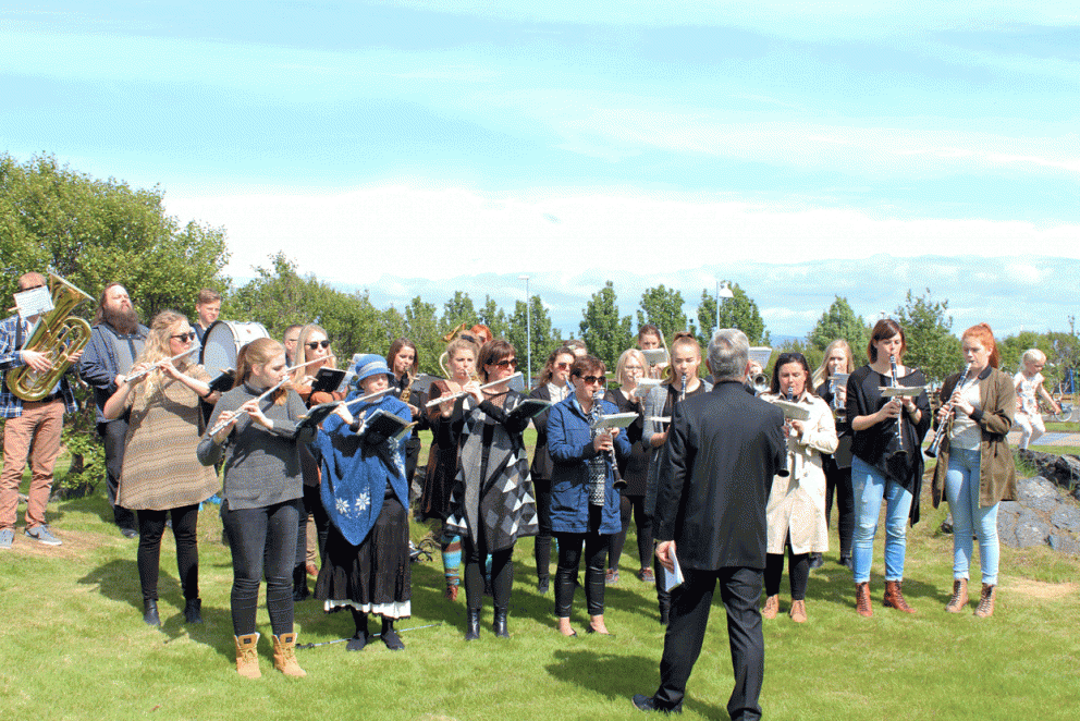 Lúðrasveitin flutti nokkur lög í Skrúðgarðinum