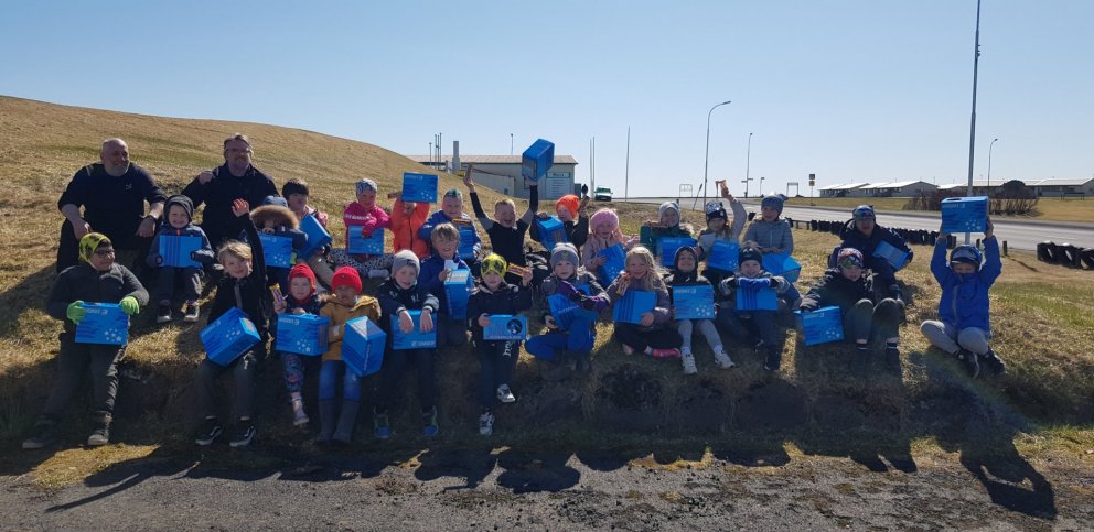 Kiwanismenn afhentu börnum í 1. bekk reiðhjólahjálma