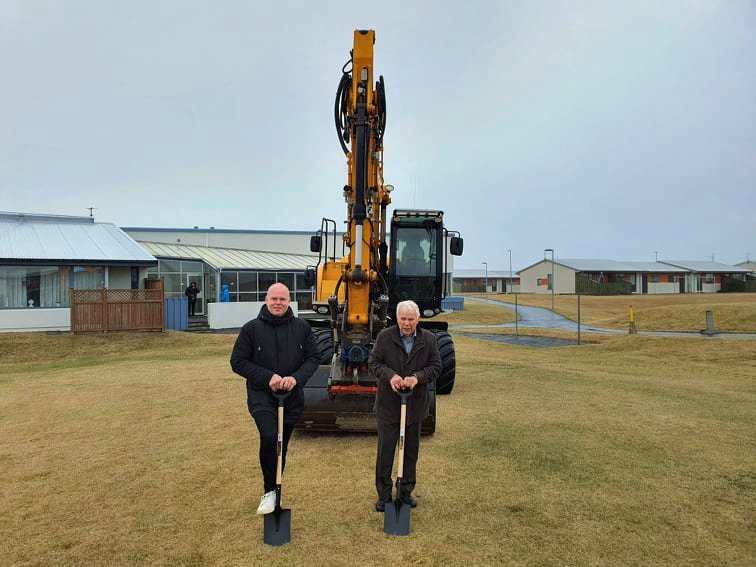 Gestur Kristjánsson og Einar Sigurðsson taka fyrstu skóflustunguna að stækkun Egilsbrautar 9