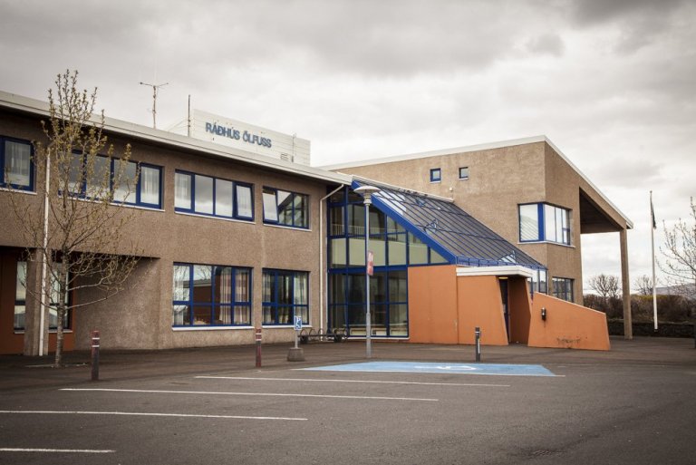 Bæjarskrifstofan og bókasafnið eru lokuð 3.júní